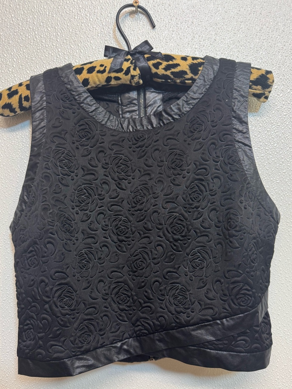 Guess Black Rose-Textured Sleeveless Crop Top Sz M